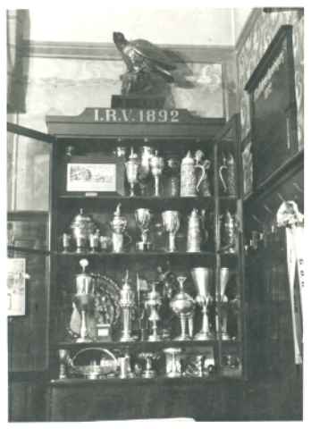 Errungene Pokale Renn- und Korsofahren vor der Metallablieferung am 12 April 1940.