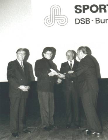 DSB Präsident Hans Hansen überreicht P. Pfister die Urkunde v.r. Staatssekretär Priesnitz, Peter Pister, Ph. Zimmermann.