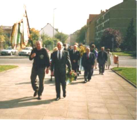 Adolf Gerhardt mit Standarte.