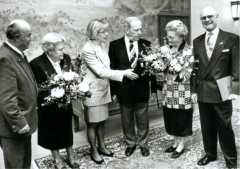 OB Grieser überreicht Philipp Zimmermann das Ehrenzeichen des Bayerischen Ministerpräsidenten für Verdienste im Ehrenamt. Rechts Frau Zimmermann.