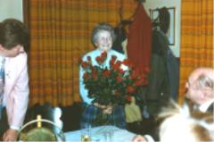 Frau Ludmilla Zimmermann bekam 40 rote Rosen und 1 weiße Rose