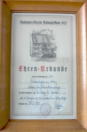 EhrenUrkunde im Museum mit Fahrrädern