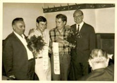 Bechhofen Radball 1965 Egbert Eyring u. Peter Endreß mit 1. Vors. Ph. Zimmermann