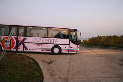Bus im Weinberg